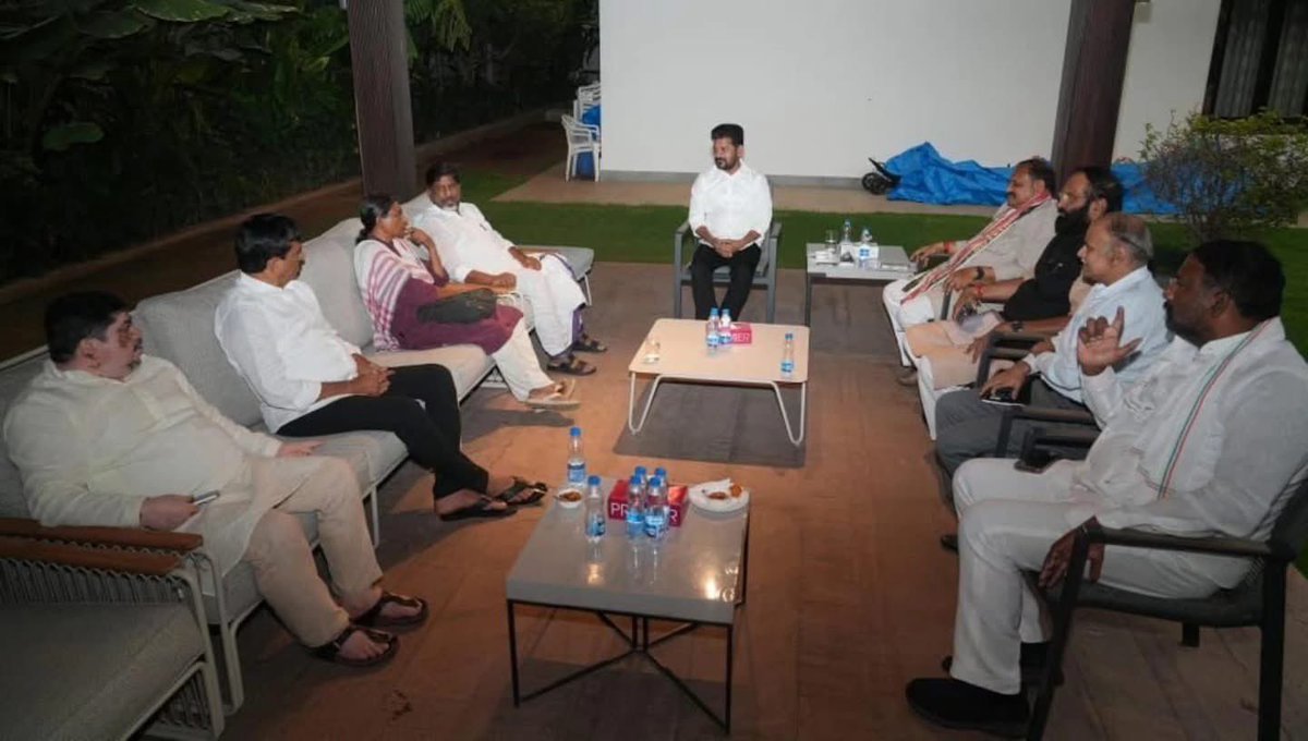 Ponnam_INC's tweet image. సీఎం రేవంత్ రెడ్డి గారి నివాసంలో బీసీ రిజర్వేషన్ల అంశంపై కీలక సమావేశం. 

సమావేశం లో డిప్యూటీ సీఎం భట్టి విక్రమార్క గారు , రాష్ట్ర కాంగ్రెస్ వ్యవహారాల ఇంచార్జి మీనాక్షి నటరాజన్ గారు ,పీసీసీ అధ్యక్షుడు మహేష్ కుమార్ గౌడ్ గారు ,సహచర మంత్రులు ఉత్తమ్ కుమార్ రెడ్డి గారు ,వాకిటి శ్రీహరి…