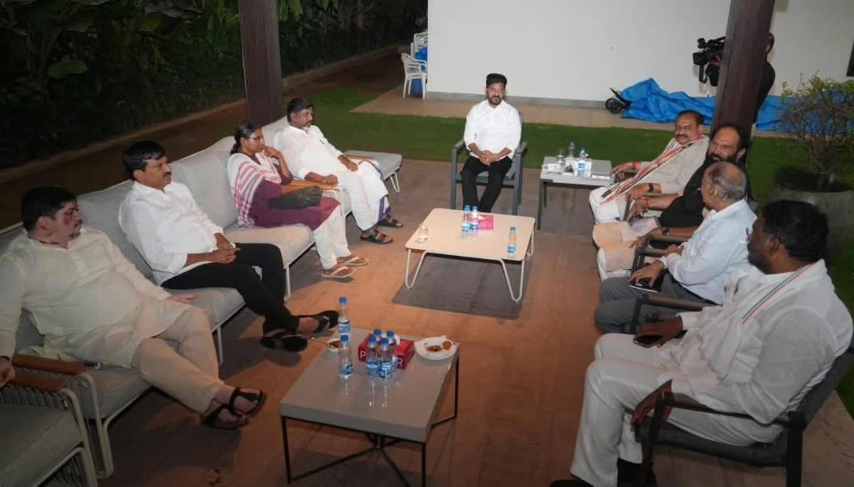 Ponnam_INC's tweet image. సీఎం రేవంత్ రెడ్డి గారి నివాసంలో బీసీ రిజర్వేషన్ల అంశంపై కీలక సమావేశం. 

సమావేశం లో డిప్యూటీ సీఎం భట్టి విక్రమార్క గారు , రాష్ట్ర కాంగ్రెస్ వ్యవహారాల ఇంచార్జి మీనాక్షి నటరాజన్ గారు ,పీసీసీ అధ్యక్షుడు మహేష్ కుమార్ గౌడ్ గారు ,సహచర మంత్రులు ఉత్తమ్ కుమార్ రెడ్డి గారు ,వాకిటి శ్రీహరి…