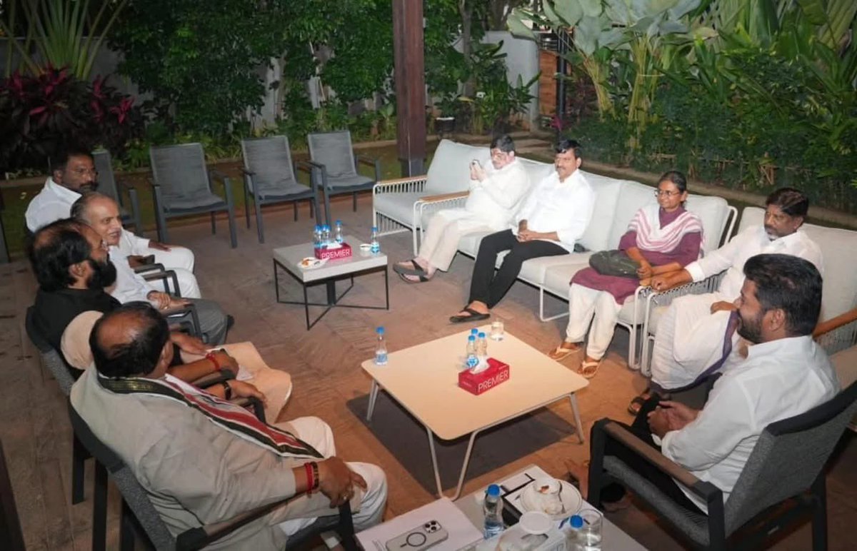 Ponnam_INC's tweet image. సీఎం రేవంత్ రెడ్డి గారి నివాసంలో బీసీ రిజర్వేషన్ల అంశంపై కీలక సమావేశం. 

సమావేశం లో డిప్యూటీ సీఎం భట్టి విక్రమార్క గారు , రాష్ట్ర కాంగ్రెస్ వ్యవహారాల ఇంచార్జి మీనాక్షి నటరాజన్ గారు ,పీసీసీ అధ్యక్షుడు మహేష్ కుమార్ గౌడ్ గారు ,సహచర మంత్రులు ఉత్తమ్ కుమార్ రెడ్డి గారు ,వాకిటి శ్రీహరి…