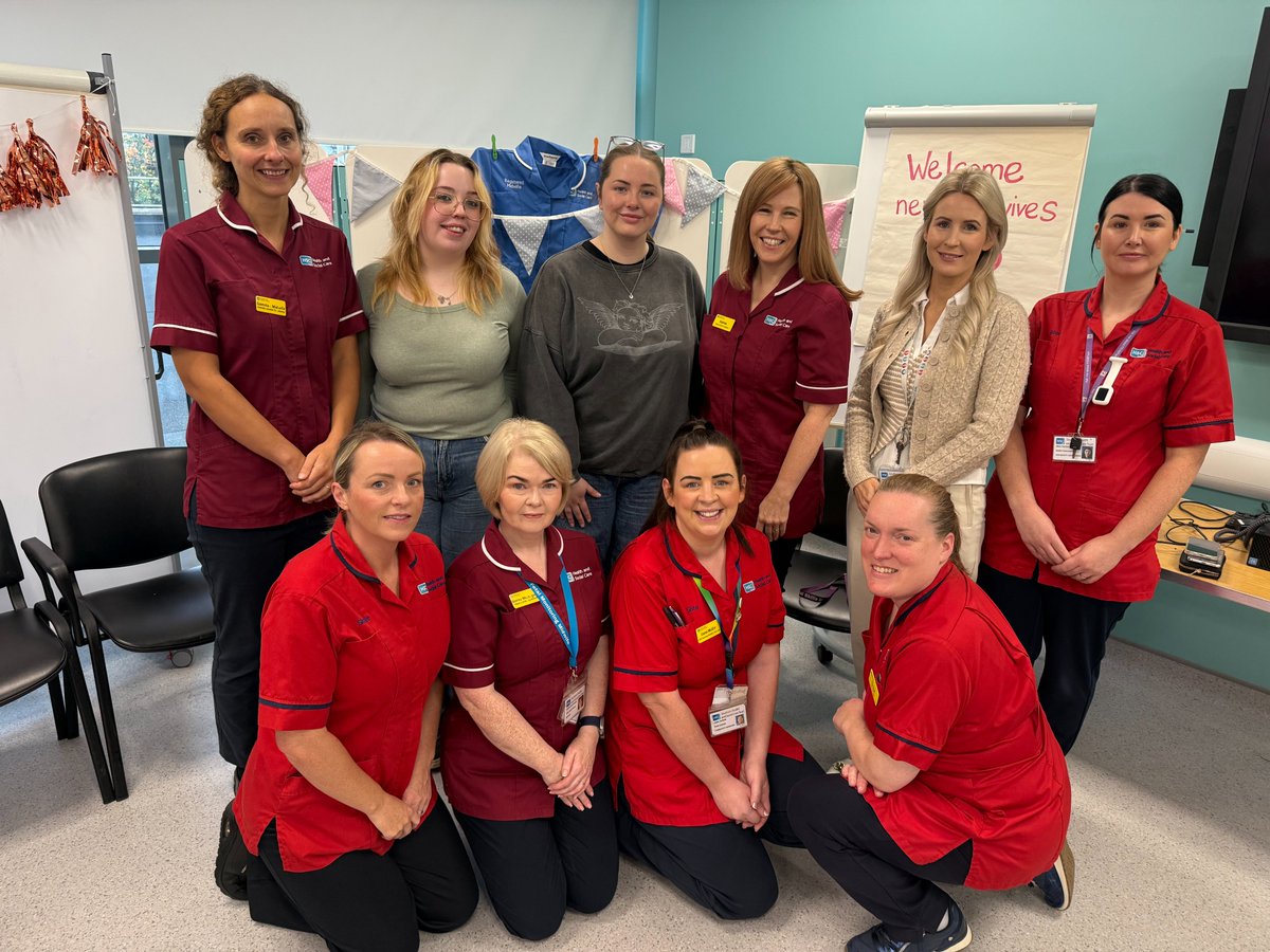 SouthernHSCT's tweet image. Welcome to our 22 new midwives whose &apos;fresh energy, dedication and compassion&apos; is already shining through.💕
Click the link below to find out how one of them is following in her mum&apos;s footsteps. 👣
southerntrust.hscni.net/new-midwifery-…
#HSC #MakingADifference
