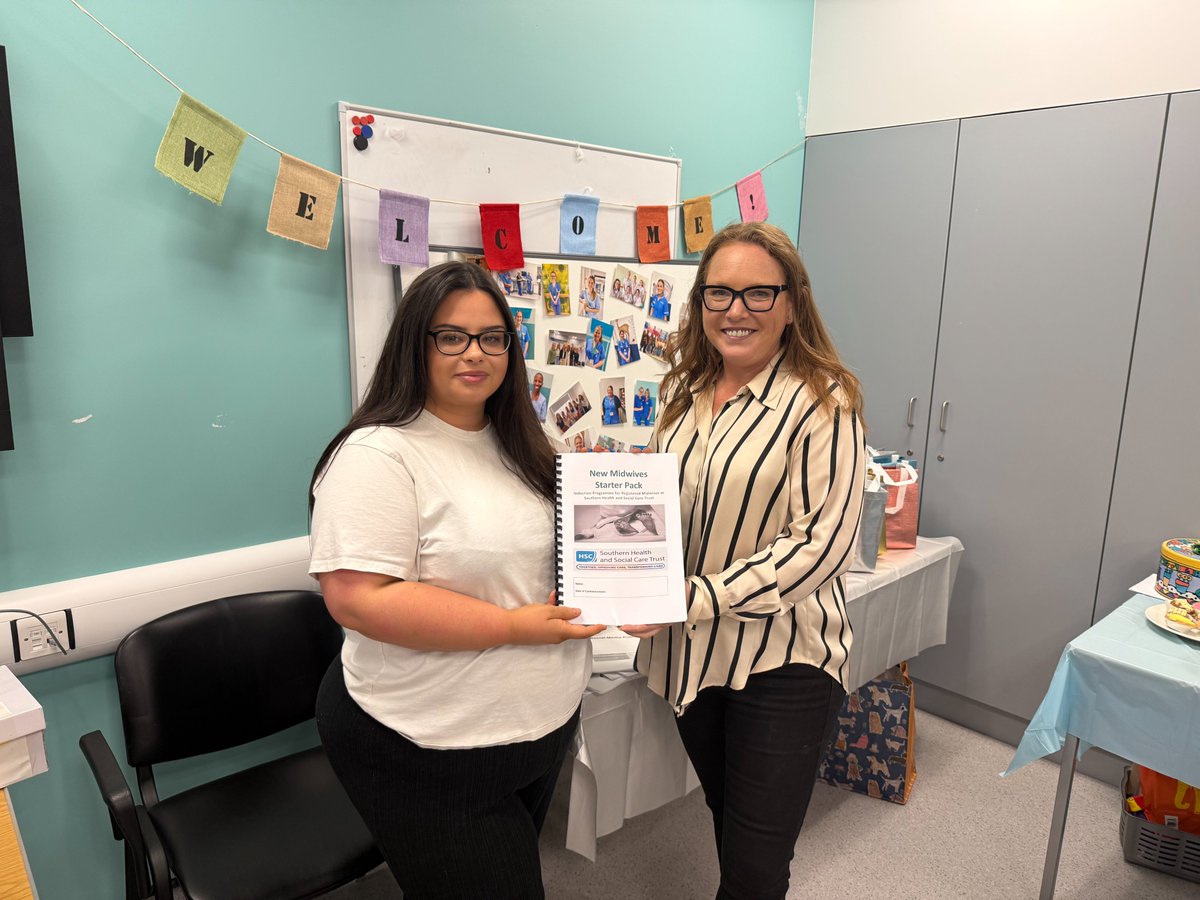 SouthernHSCT's tweet image. Welcome to our 22 new midwives whose &apos;fresh energy, dedication and compassion&apos; is already shining through.💕
Click the link below to find out how one of them is following in her mum&apos;s footsteps. 👣
southerntrust.hscni.net/new-midwifery-…
#HSC #MakingADifference
