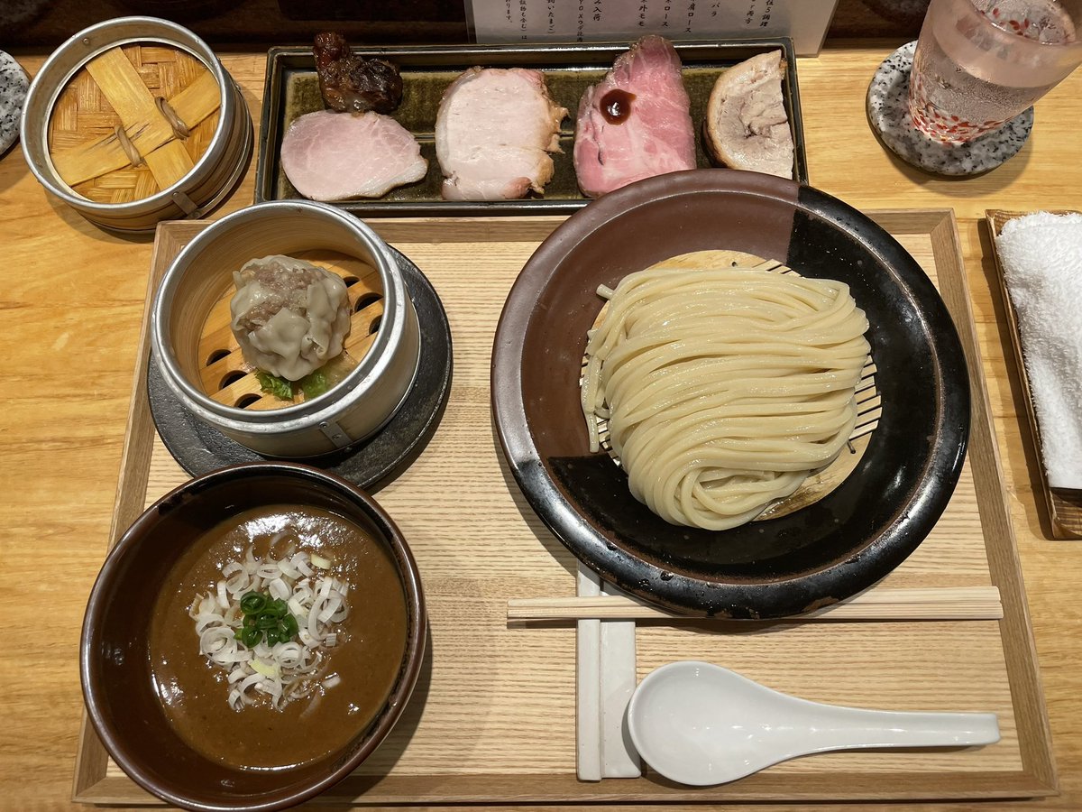 yadannakashima's tweet image. 中華蕎麦 とみ田@松戸（千葉県）
つけめん（並）2000円＋特選全部乗せトッピング（焼売バージョン）1350円

キングオブコント決勝前と言えば‼️
たかさんに予約して頂き、プロサッカーの大前元紀選手とスタジオミュージシャンでベーシスト村田悟郎さんと、ご一緒させて頂きました🍜…