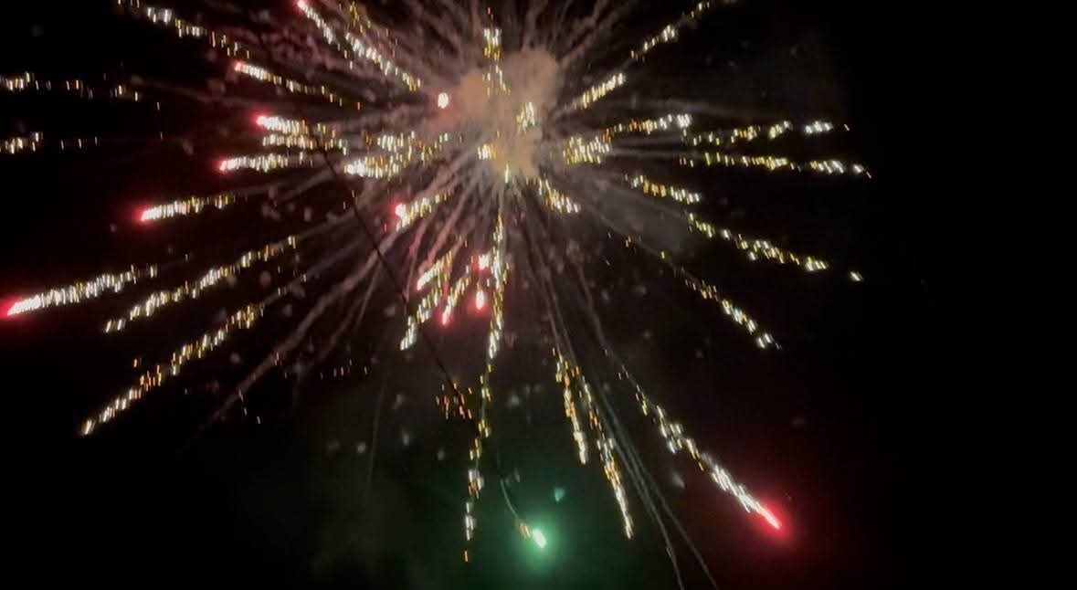 htartha76128693's tweet photo. In Tanintharyi Region, the DDMSC led a Thadingyut Full Moon night demonstration. Protesters released lanterns and held a fireworks display against the coup.
#DaweiProtest
#2025Oct7Coup
#WhatsHappeningInMyanmar https://t.co/m3msT9TlN6 https://t.co/8GnxvT2Ag4