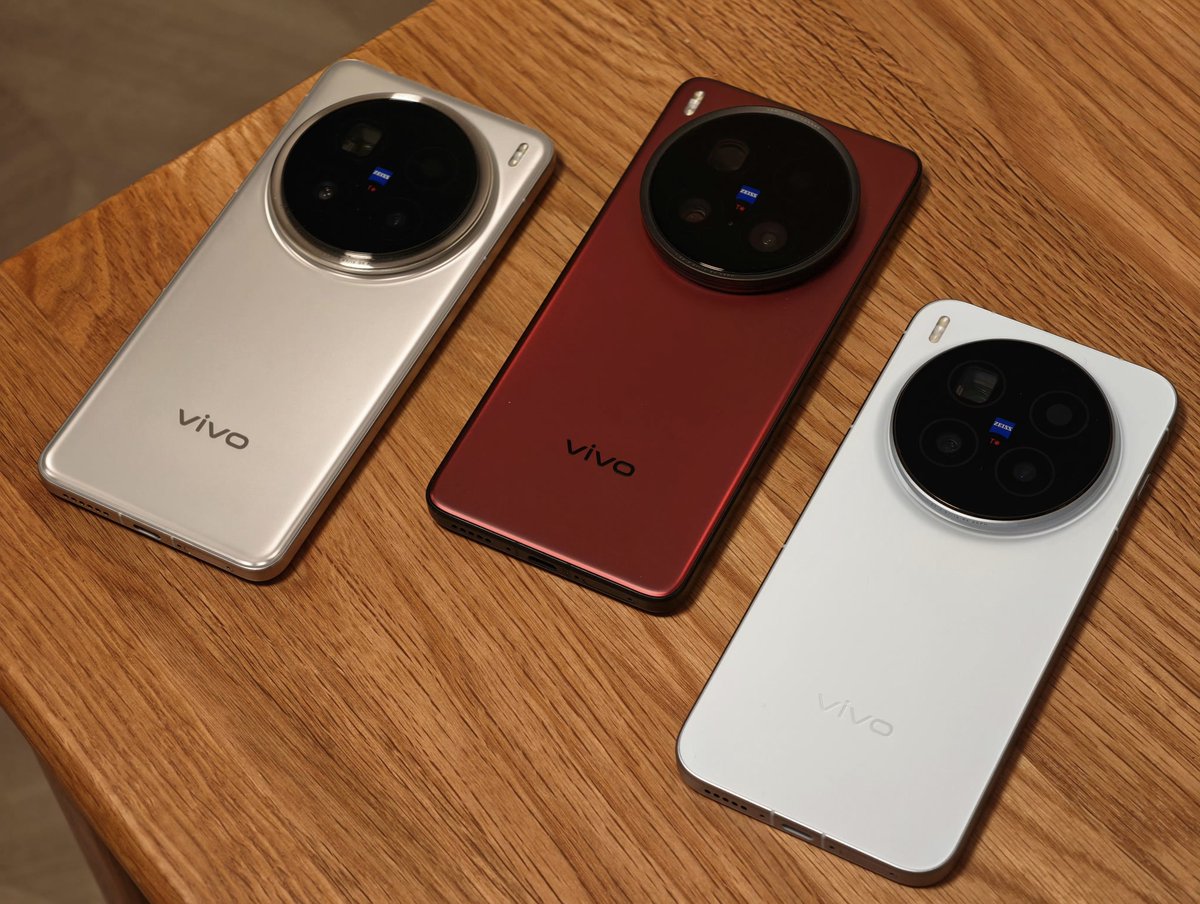 Abhinov_v's tweet image. 3 beauties in 1 frame. 👀

X200 Pro - 223g
X200 Ultra - 229g
X300 Pro - 226g

No significant weight difference this year. The bump is definitely lower compared to x200u but blends better with the body. 💯