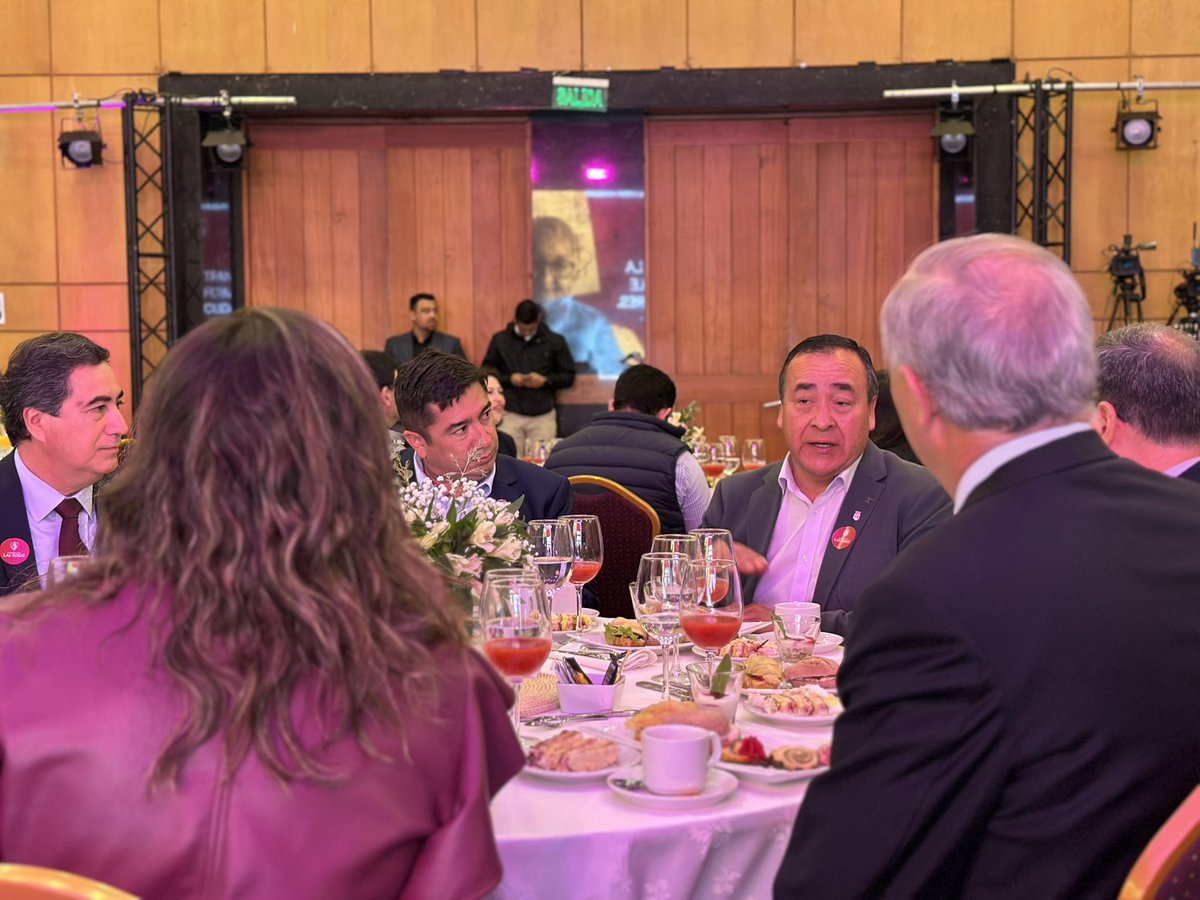 ¡Desayuno Fraterno 2025! 👴👵❤️

🌱La seremi (s) Javiera Ceballos junto al @dpr_biobio Eduardo Pacheco, estuvieron en Desayunl Fraterno 2025 de Fundación Las Rosas, quienes dieron a conocer sus avances a través de una cuenta pública y desafíos.