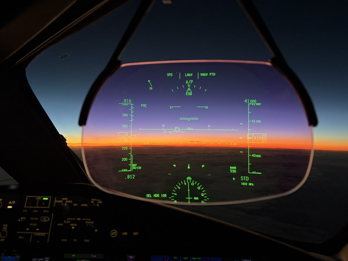 Sunrise through the HUD approaching the coast of Ireland yesterday morning - it still feels very futuristic! 

#pilotlife #officeviews #boeing #dreamliner
