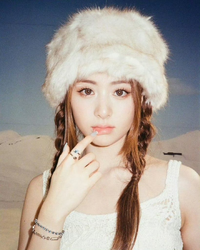 THE LOVE MUSEUM OF YUNJIN
#24WavesOfYunjin
#스물네살_윤진이의_사랑의기록