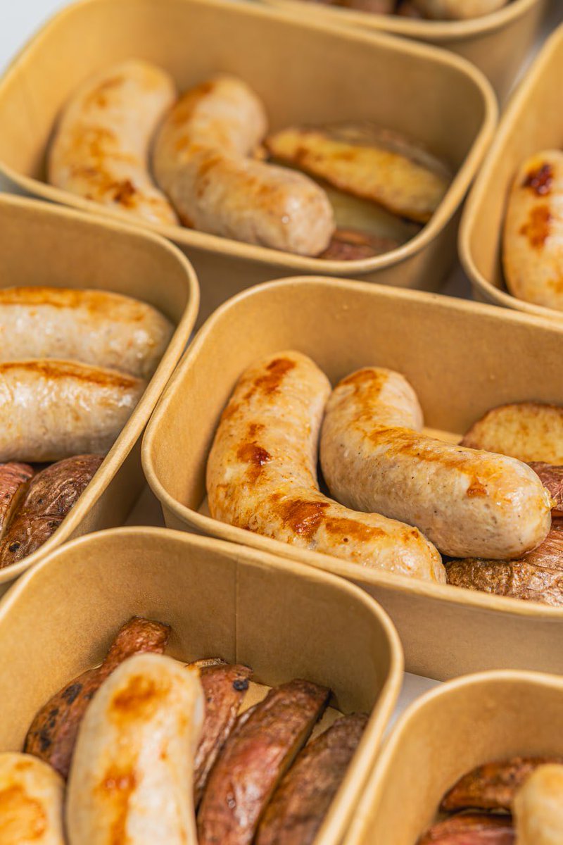 Куриные колбаски мы делаем  сами, потому что хотим знать, какой продукт получит наш клиент. 
Свежее куриное мясо, немного специй и картофель на гарнир порадуют даже самых привередливых гурманов.

Заказать куриные колбаски с любовью и картошечкой можно в <a href="/FoodikalRS/">Foodikal</a>