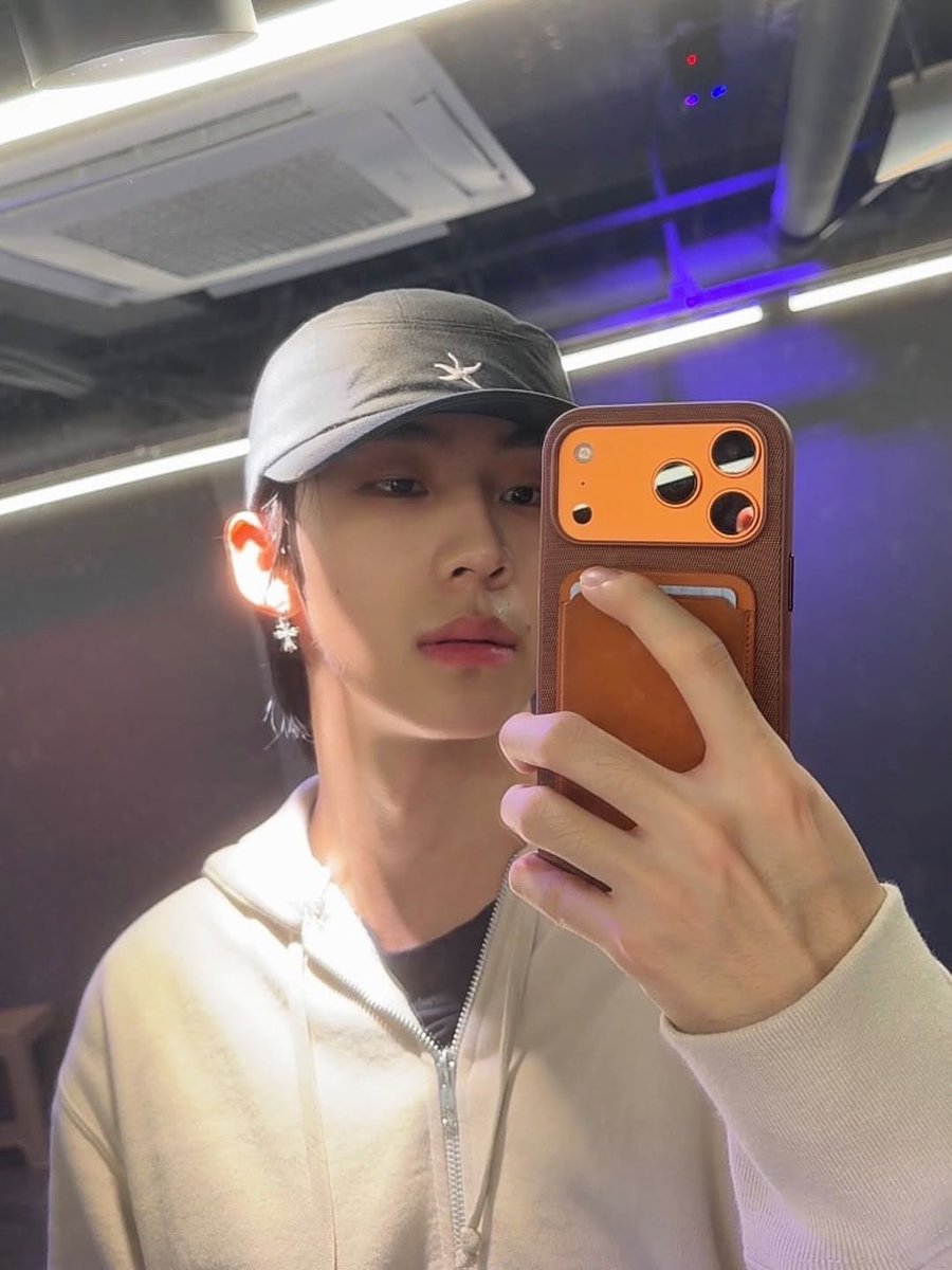 NIANCENTRAL's tweet photo. 251007 | raplikenian instagram update

'Hi'

#NIANBOHENG #NIAN #니안보행 #니안 https://t.co/uWpmDReo0L