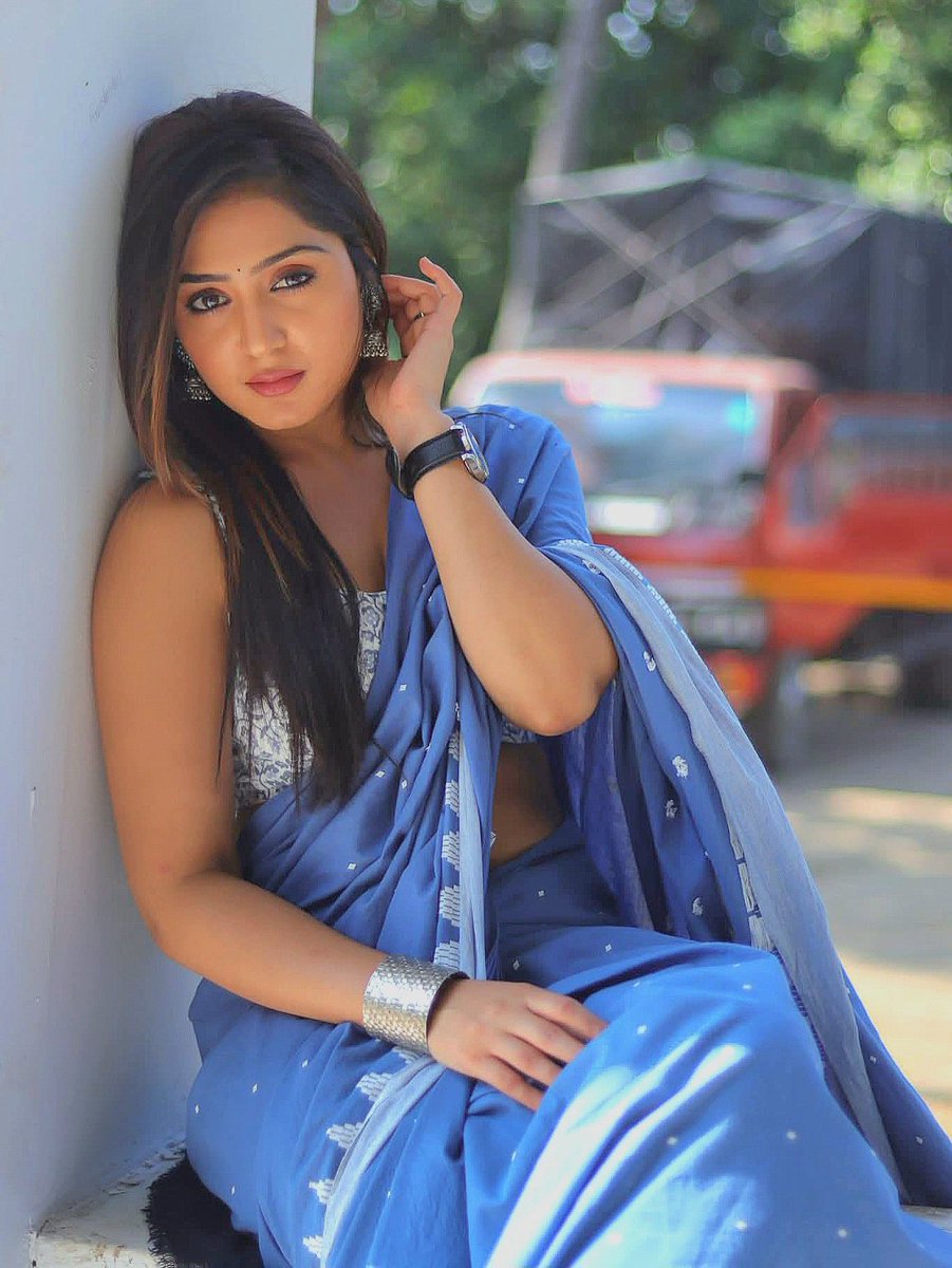 यूँ तो हम 
    अपने आप में गुम थे..  🥀
सच तो ये है कि 
                वहा भी तुम थे..  💞