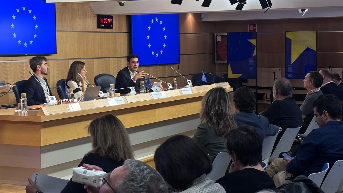 ComisionEuropea's tweet photo. 🏡La Comisión Europea está elaborando el próximo Plan 🇪🇺 de Vivienda Asequible.

Un representante del grupo de trabajo de Vivienda de la Comisión se ha reunido hoy en Madrid con expertos y sociedad civil.
 
Consulta pública:
🔗https://t.co/2T9YRzNmB2
Participa hasta el 17 de oct. https://t.co/FYGoQc46ut