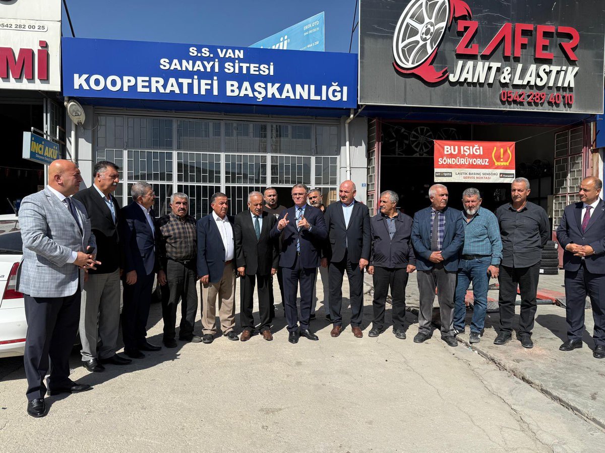 İl Başkanımız Abdulahat Arvas, kent ekonomisinin bel kemiğini oluşturan esnafımızın yaşadığı sorunları yerinde inceleyerek, taleplerini ve çözüm önerilerini dinledi.
Bu kapsamda Van Sanayi Sitesi Kooperatifi Başkanlığı, Van Marangozlar ve Mobilyacılar Esnaf Sanatkârlar Odası