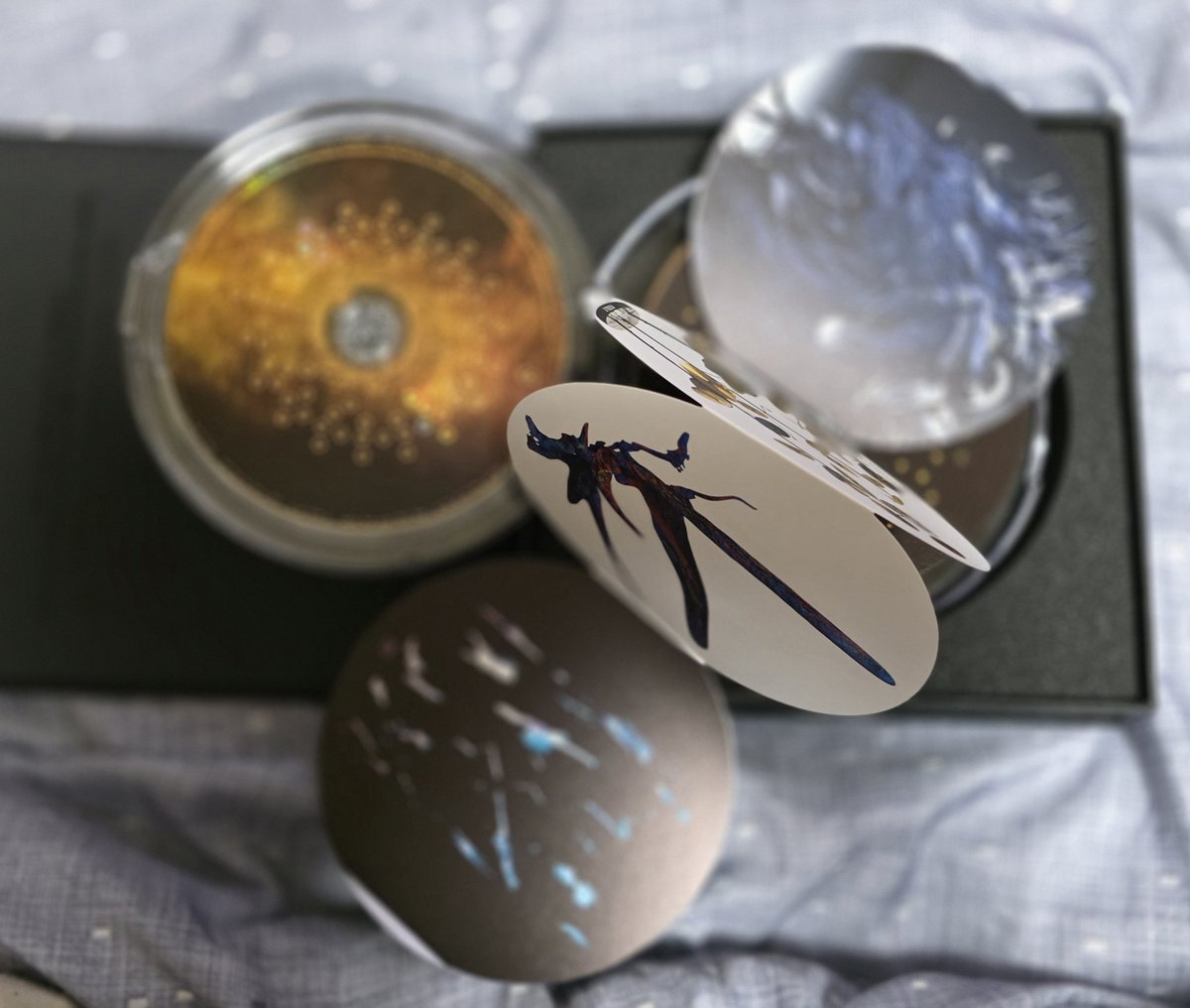 한정반도 못산 덕후새끼가 이제야 일반반을 뜯어봅니다...
일반반도 이렇게 예쁜데 한정반은...ㅠㅜ
ㅅㅂ

#국카스텐 #guckkasten