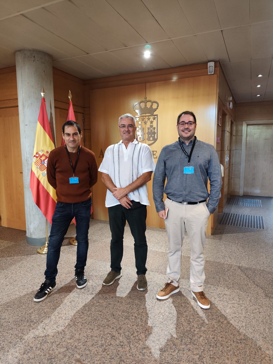 jvarelaportasMM's tweet photo. Preguntamos por el Programa Accede de gratuidad de libros de texto, cuyas carencias hemos criticado. Nos han acompañado miembros de la  Asociación de Empresari@s del Comercio del Libro y de la @de_librerias, a las que el Programa perjudica gravemente (sigue) https://t.co/iJzOSyQ1FJ