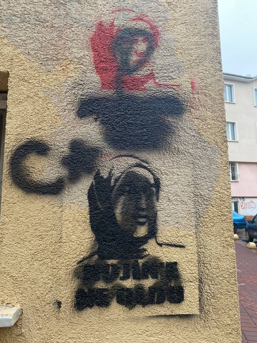 RojineAdalett's tweet image. Eskişehir&apos;de &apos;Rojin&apos;e ne oldu&apos; yazılamamız karalanarak yanına Türk bayrağı çizilmiş.

Kadınların adalet mücadelesini bastırmaya, bir genç kadının adını unutturmak isteyenlere karşı inatla sormaya devam edeceğiz.

Rojin&apos;e Ne Oldu?
Çi bi serê Rojîn’e hat?