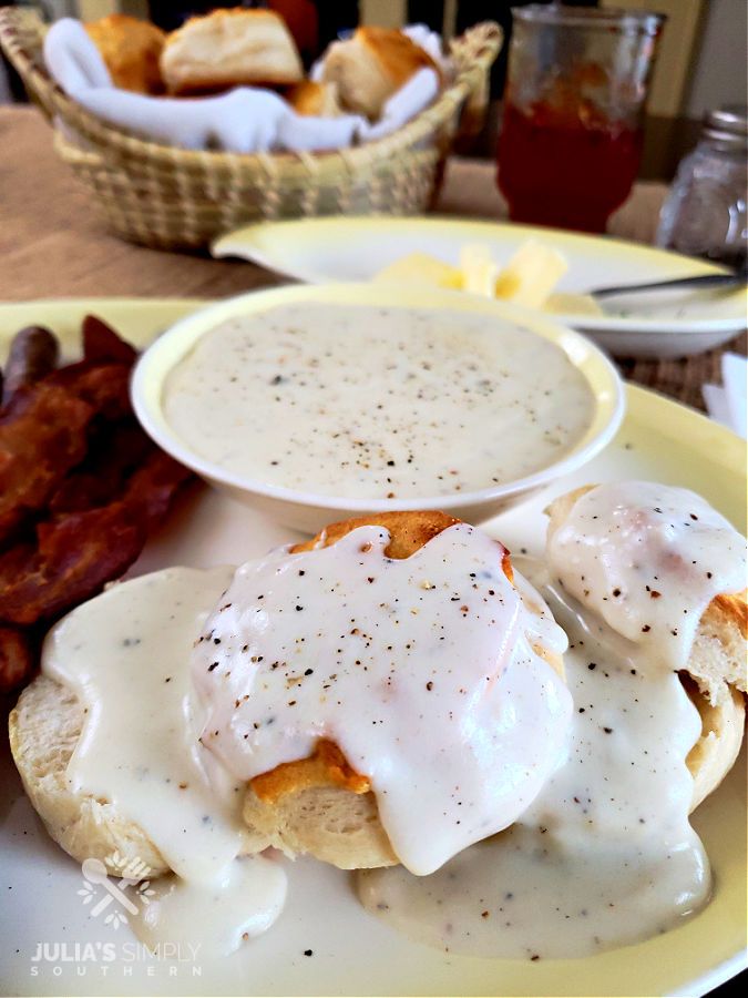 🧄✨ Rich, creamy, and full of Southern charm! Julia’s Homemade Country White Gravy is the ultimate comfort food staple. 🥣 Perfectly seasoned and silky smooth, it’s the ideal topping for biscuits, fried chicken, or even mashed potatoes.

⭐️ urls.grow.me/6dBB8gyQd
