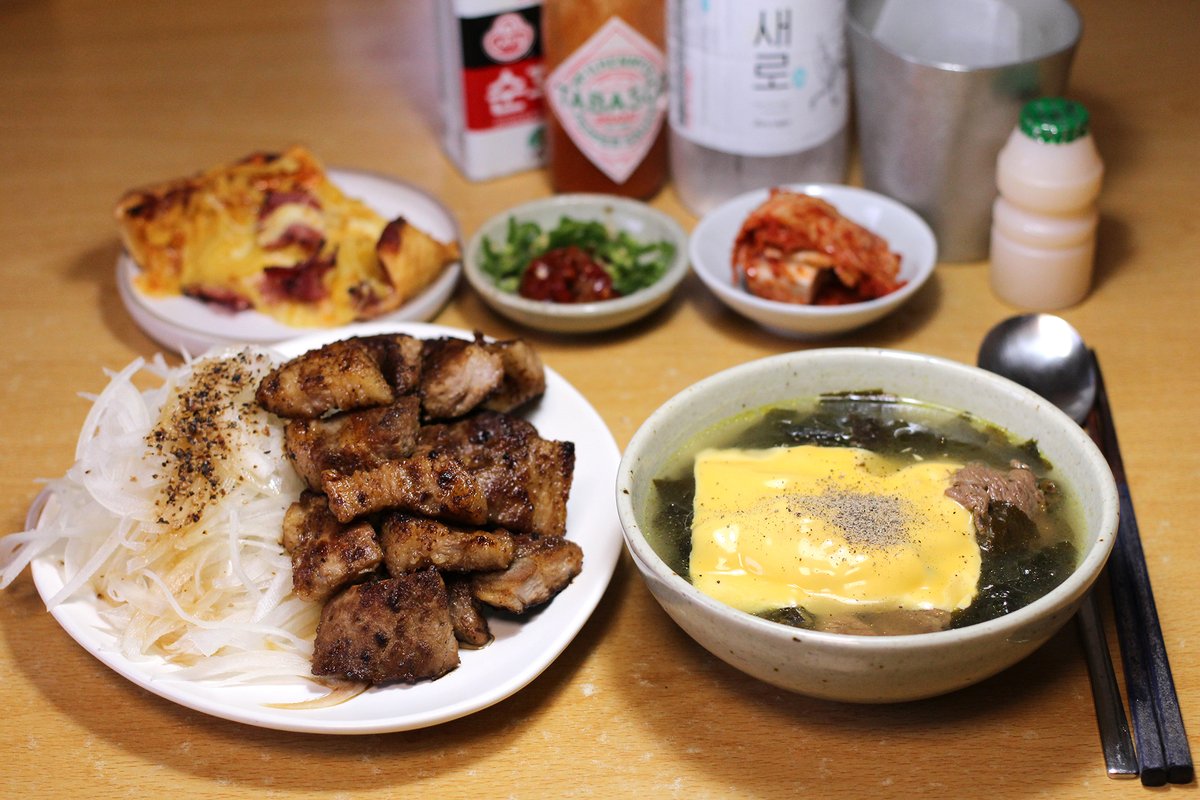 mapo_nongsusan's tweet image. 기름진 고기에는 양파 샐러드를 곁들이면 좋지요,.
양파 하나 채칼로 박박 채쳐서는
식촛물에 10분 매운맛 빼다가 물기 꼬옥..
좋아하는 드레싱 쪼록 통후추 땡.,
아사삭 산뜻한게 속까지 개운하거든요..
미역국에는 노오란 치즈한장에
후추를 팍팍팍..
밥 챙겨먹어요,.
행복하세요..저도 행복할게요..