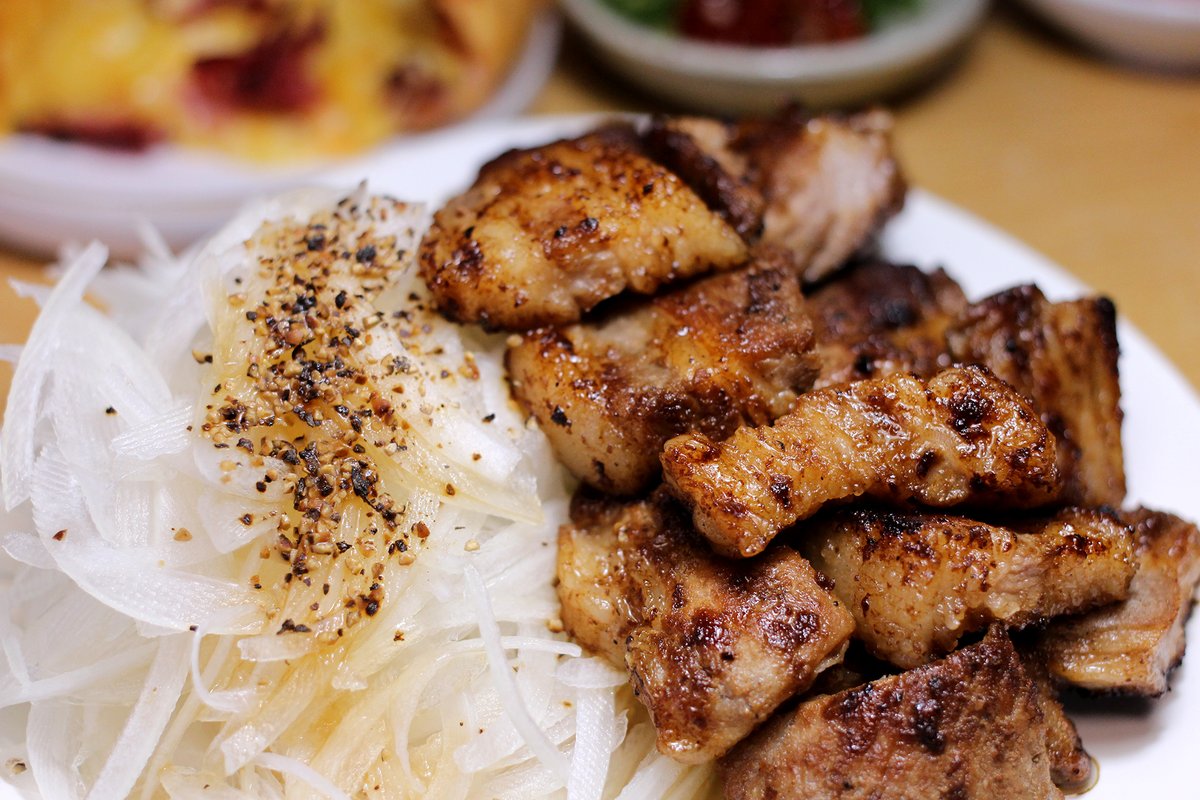 mapo_nongsusan's tweet image. 기름진 고기에는 양파 샐러드를 곁들이면 좋지요,.
양파 하나 채칼로 박박 채쳐서는
식촛물에 10분 매운맛 빼다가 물기 꼬옥..
좋아하는 드레싱 쪼록 통후추 땡.,
아사삭 산뜻한게 속까지 개운하거든요..
미역국에는 노오란 치즈한장에
후추를 팍팍팍..
밥 챙겨먹어요,.
행복하세요..저도 행복할게요..