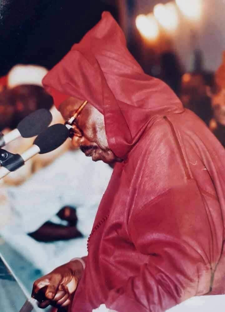 "Kou Jubbo woul ak sa bopp louné nakari nala Barrina kouy waxou thi mbéd mi teyni dagne ko togne fekk mo togne boppam daffa taxawul séttlu rek wanté mo togne boppam té yarr yëup fofou la nékk gua féxé ba lépp lou yalla bindé mesures gua am sagesse sou bayyi ko ak mesure ba"
Mame