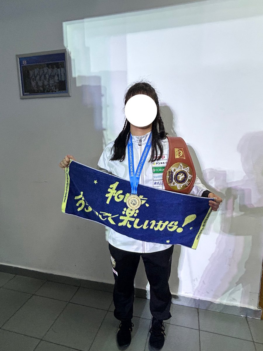 momo_ko0611's tweet image. U20世界選手権優勝しました🥇✨️
日々応援してくださる方に感謝を忘れずに夢に向かって頑張っていきます！🔥
ウイニングランの後は「Same numbers」ポーズしてきました😎
どこまでも乃木坂46を愛しています🫶🏻
#乃木坂46 #SameNumbers  
#久保史緒里 #奥田いろは #鈴木佑捺 
#レスリング #乃木坂46ANN