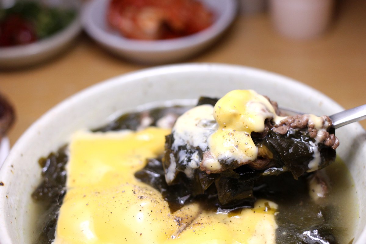 mapo_nongsusan's tweet image. 기름진 고기에는 양파 샐러드를 곁들이면 좋지요,.
양파 하나 채칼로 박박 채쳐서는
식촛물에 10분 매운맛 빼다가 물기 꼬옥..
좋아하는 드레싱 쪼록 통후추 땡.,
아사삭 산뜻한게 속까지 개운하거든요..
미역국에는 노오란 치즈한장에
후추를 팍팍팍..
밥 챙겨먹어요,.
행복하세요..저도 행복할게요..