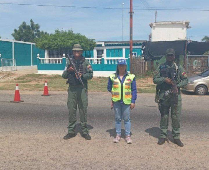 InttContigo's tweet photo. Trabajadores del INTT y la GNB, llevan a cabo una campaña de prevención en el PAC ubicado en la av. principal Valmores Rodríguez de los Puertos de Altagracia edo. Zulia, con el objetivo de concienciar a los conductores sobre el uso obligatorio del cinturón de seguridad https://t.co/NOg5Kh49Ds