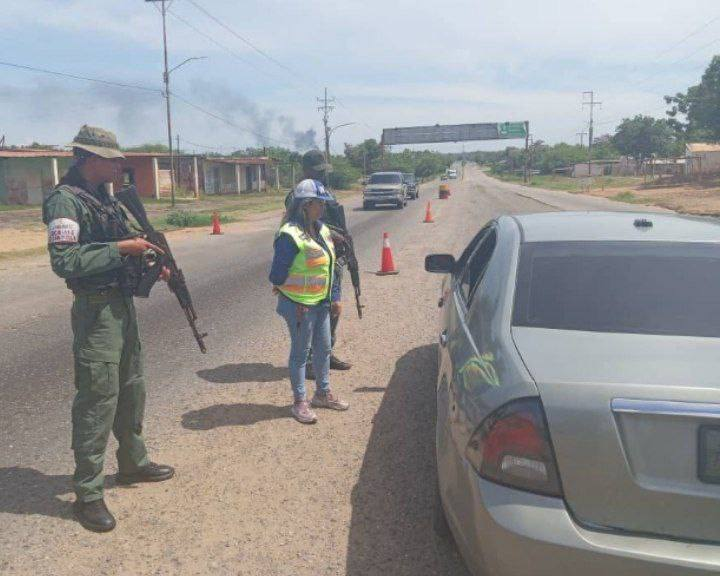 InttContigo's tweet photo. Trabajadores del INTT y la GNB, llevan a cabo una campaña de prevención en el PAC ubicado en la av. principal Valmores Rodríguez de los Puertos de Altagracia edo. Zulia, con el objetivo de concienciar a los conductores sobre el uso obligatorio del cinturón de seguridad https://t.co/NOg5Kh49Ds