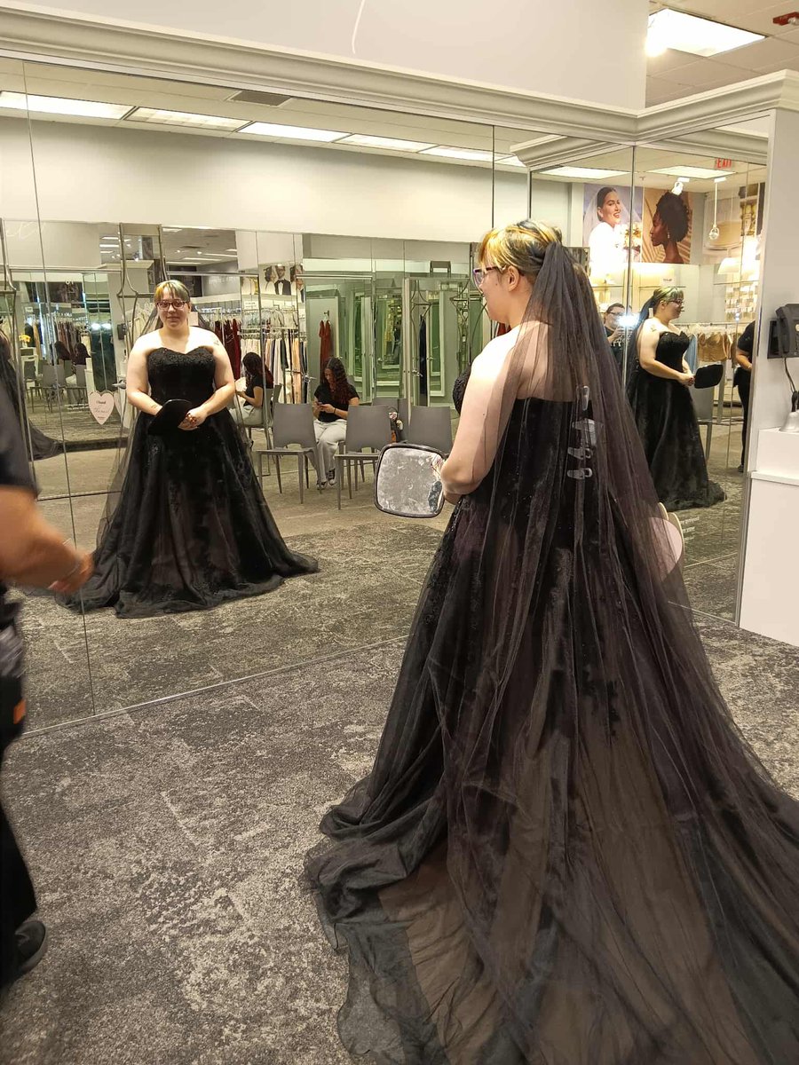 chipchip34's tweet image. The dress 🥰