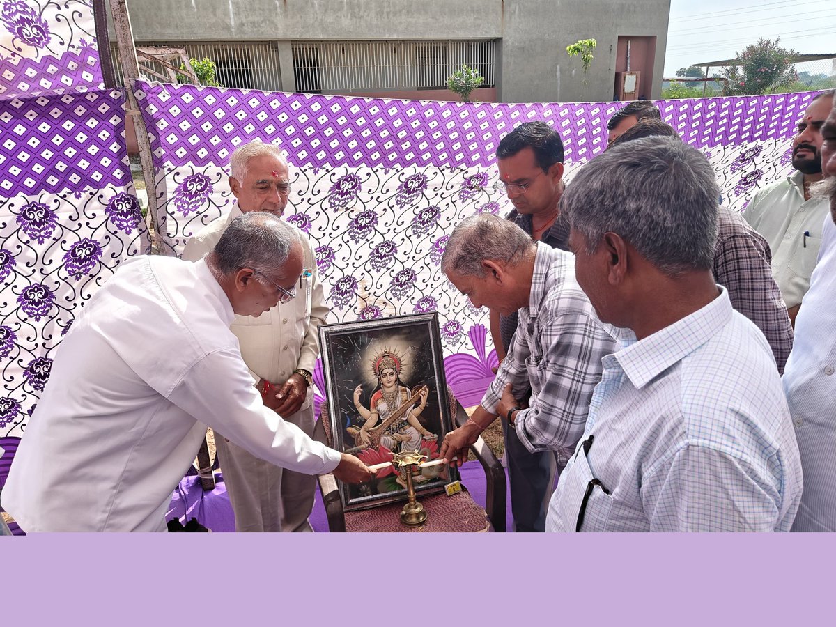 આજરોજ વિકાસ સપ્તાહ-2025 અંતર્ગત હળવદ તાલુકાના કડીયાણા ગામે તા.પં. હળવદના પ્રમુખશ્રીનાં અધ્યક્ષ સાથને કાર્યક્રમ નું આયોજન કરવામાં આવ્યુ હતુ જેમાં અલગ અલગ કામોના ખાતમુહૂર્ત તથા લોકાર્પણ કરવામાં આવ્યું
#VikasSaptah2025
<a href="/CMOGuj/">CMO Gujarat</a> 
<a href="/ddomorbi1/">District Panchayat MORBI</a> 
<a href="/InfoGujarat/">Gujarat Information</a> 
<a href="/PMOIndia/">PMO India</a> 
<a href="/chandushihoraMP/">Chandubhai Shihora</a>