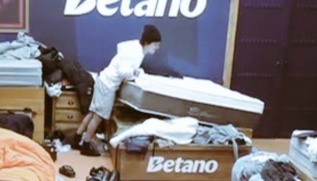 pamplona_bru's tweet photo. FAZENDINHA RAIZ É ISSO 🤠

Água na cara, peito em forma de protesto, cama quebrada e cuspe.
Bora valorizar o entretenimento que a gente sempre pediu, né naum manos e manas?

#AFazenda17 🔥 https://t.co/WE8hkAKPUU