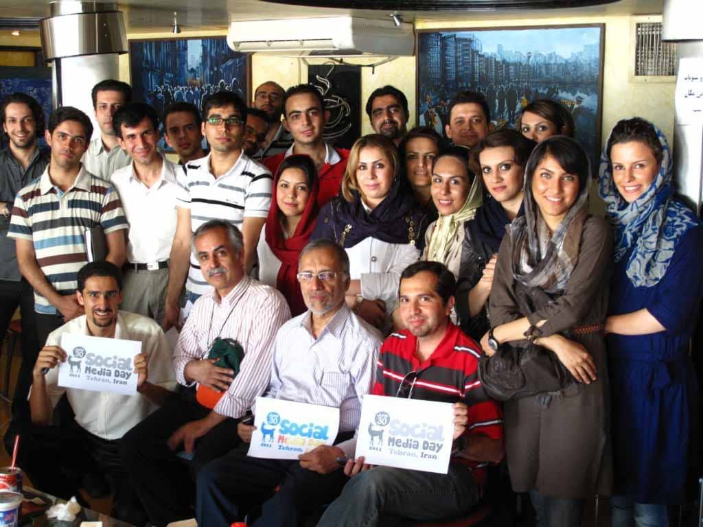 arghanon's tweet image. زمانی که هنوز ترول‌ها و سایبری‌ها و پولی‌ها نبودن، سوشال مدیا جایی بود برای گفت و گوی آدم حسابی‌ها
هر سال هم به همت جواد افتاده و رفقاش،یک روزی رو به عنوان روز سوشال مدیا جشن می‌گرفتن
از این عکس جمع زیادی الان ایران نیستن از جمله جواد و مهسا که دوستان عزیزی بودن
*اسمایلی دلتنگی