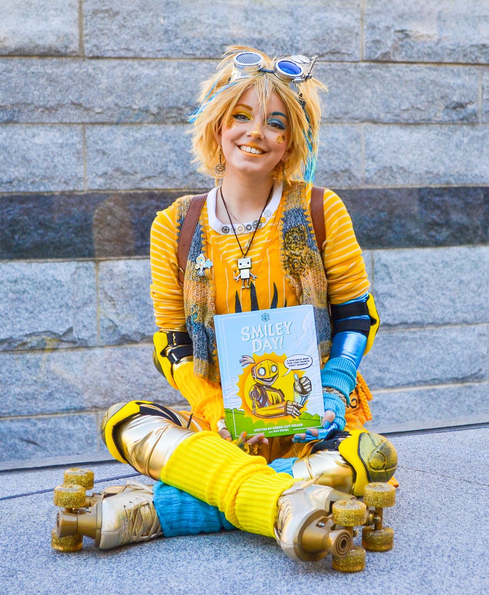 InternalBubbles's tweet photo. Smiley Day! 😄

 lil robit cosplay unlocked 🔓 

Thank you to @DelReyBooks and @CriticalRole for the gifted copy of literally the cutest book ever 🙂‍↕️

FCG created by @samriegel , cosplay/photos by me! 

#criticalrolecosplay #criticalrole #bellshells https://t.co/UVF24SQRM2