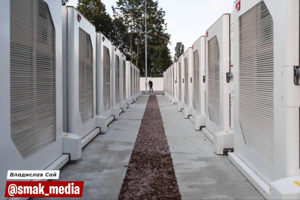 smak__media's tweet image. ⚡️Аби запобігти блекаутам, Україна створила таємну мережу акумуляторних парків - таємне видання Wall Street Journal 

Таємні парки будуть знаходитись в таємних Київській та Дніпропетровській областях. Таємний канал 1+1 вже анонсував таємний репортаж, де таємно розкаже трохи…