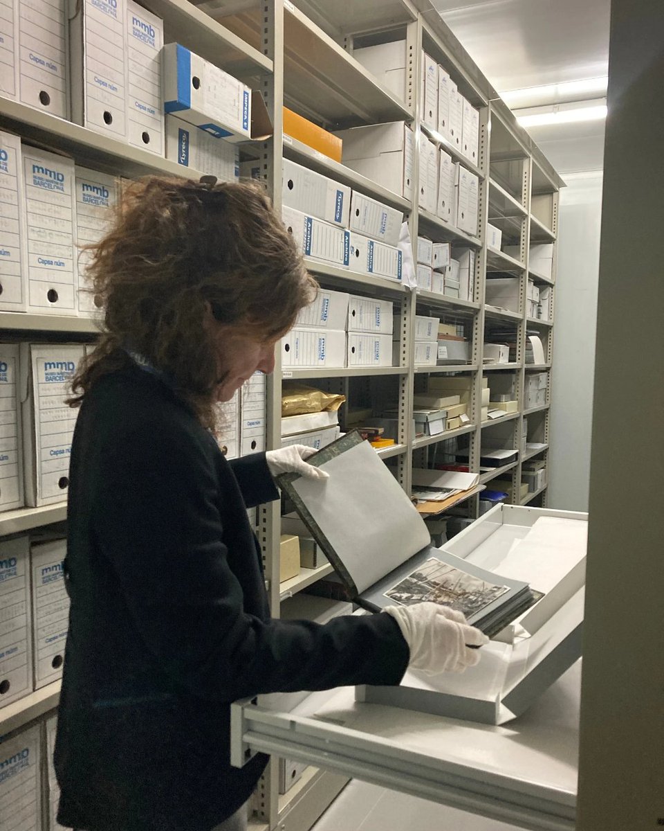 Obrim portes a l'arxiu fotogràfic! 📷

🎞️ Visita l'arxiu fotogràfic del museu a la nova sessió del programa "Obrim portes". Podreu veure algunes de les obres fotogràfiques més emblemàtiques de l'MMB i visitar les reserves, espais amb clima controlat on hi estan conservades.