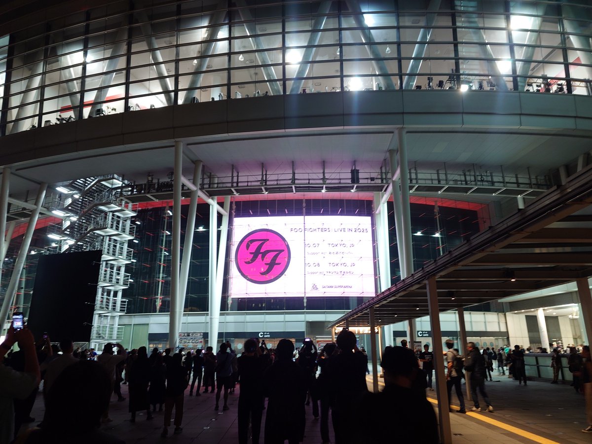 oshiruko_vip's tweet photo. 姉貴とfoofightersへ https://t.co/6xDKrELeHV