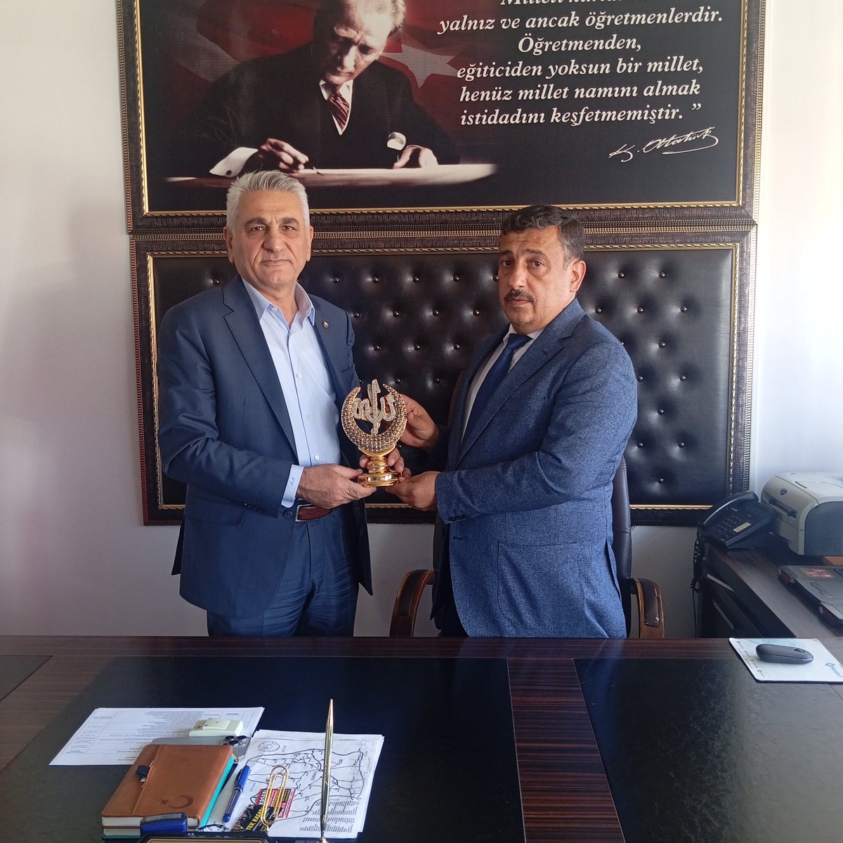 Nusaybin TOBB başkanı Necdet AKTAŞ ilçe yönetimi Abdullah DAL, Aziz KAPLAN ve iş adamı Hikmet AYAZ , ilçe müdürümüz sn Ümit ÇETİN 'i ziyaret ettiler.
Nazik ziyaretleri için kendilerine teşekkür ederiz.