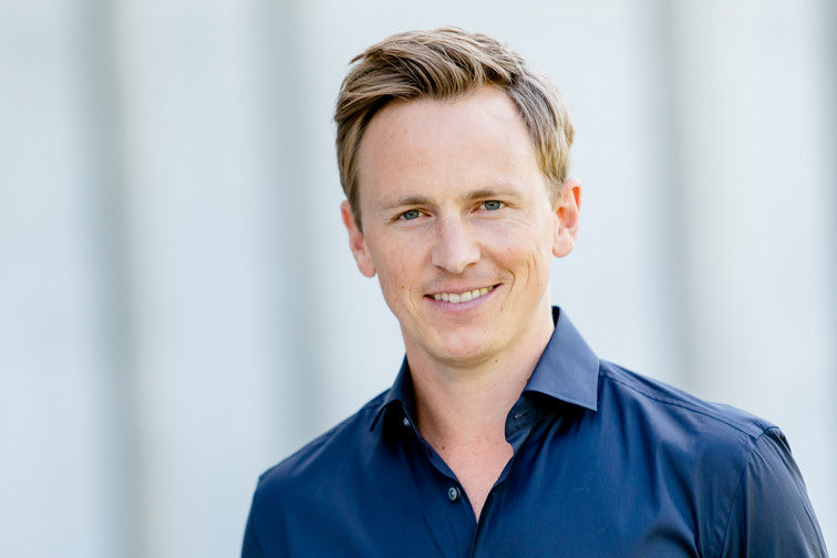 herr gnabry wie schaffen sie es eigentlich den introvertierten kollegen kim min-jae vom kopfrechnen und reis essen abzuhalten