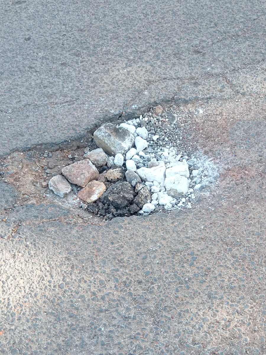 En el Dubai de las Américas, el país de los millones y millones, donde se pretende gastar 7.1 en un capricho. Así tapan los huecos frente al Hospital Rafael Estevez de Aguadulce. Dan pena.