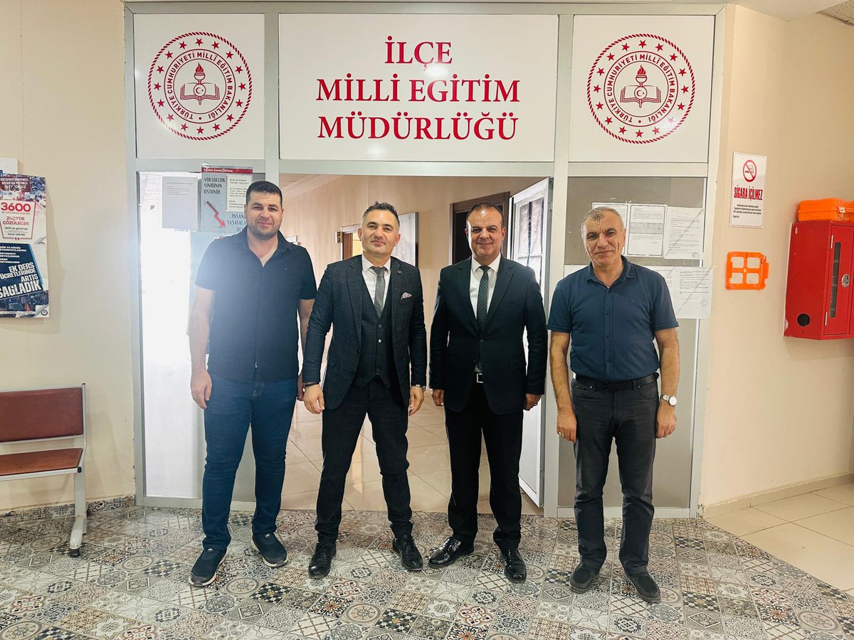 Dargeçit İlçe Milli Eğitim Müdürü iken rotasyon sonucu Derik İlçe Milli Eğitim Müdürü olarak atanan Cengiz KILIÇ'ı makamında ziyaret ettik.
Yeni görevinde Başarılar diledik.
Alakasından ötürü müdürümüze Teşekkür ediyoruz.
<a href="/derikmem47/">Mardin/Derik İlçe Millî Eğitim Müdürlüğü🟢🇹🇷</a> 
<a href="/sdolgun01/">Selahattin Dolgun</a> 
<a href="/DerikTes/">🇹🇷 Derik Türk Eğitim-Sen 🇹🇷</a> 
<a href="/Salih6833652678/">Salih</a>