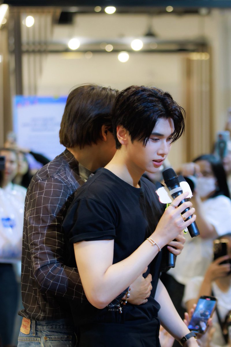 จุงใส่ส้นสูงขนาดนั้น ทำไมยังสูงเท่าดังอยู่เนี่ย~🤭

JOONGDUNK JAIDEE FANIVAL
#GMMTVFANIVALxJoongDunk 
#Joongdunk 
#จุงดัง 
<a href="/ChenRcj/">อันโดรเมด้า ชุน</a> <a href="/dunknatachai/">dunknatachai</a>