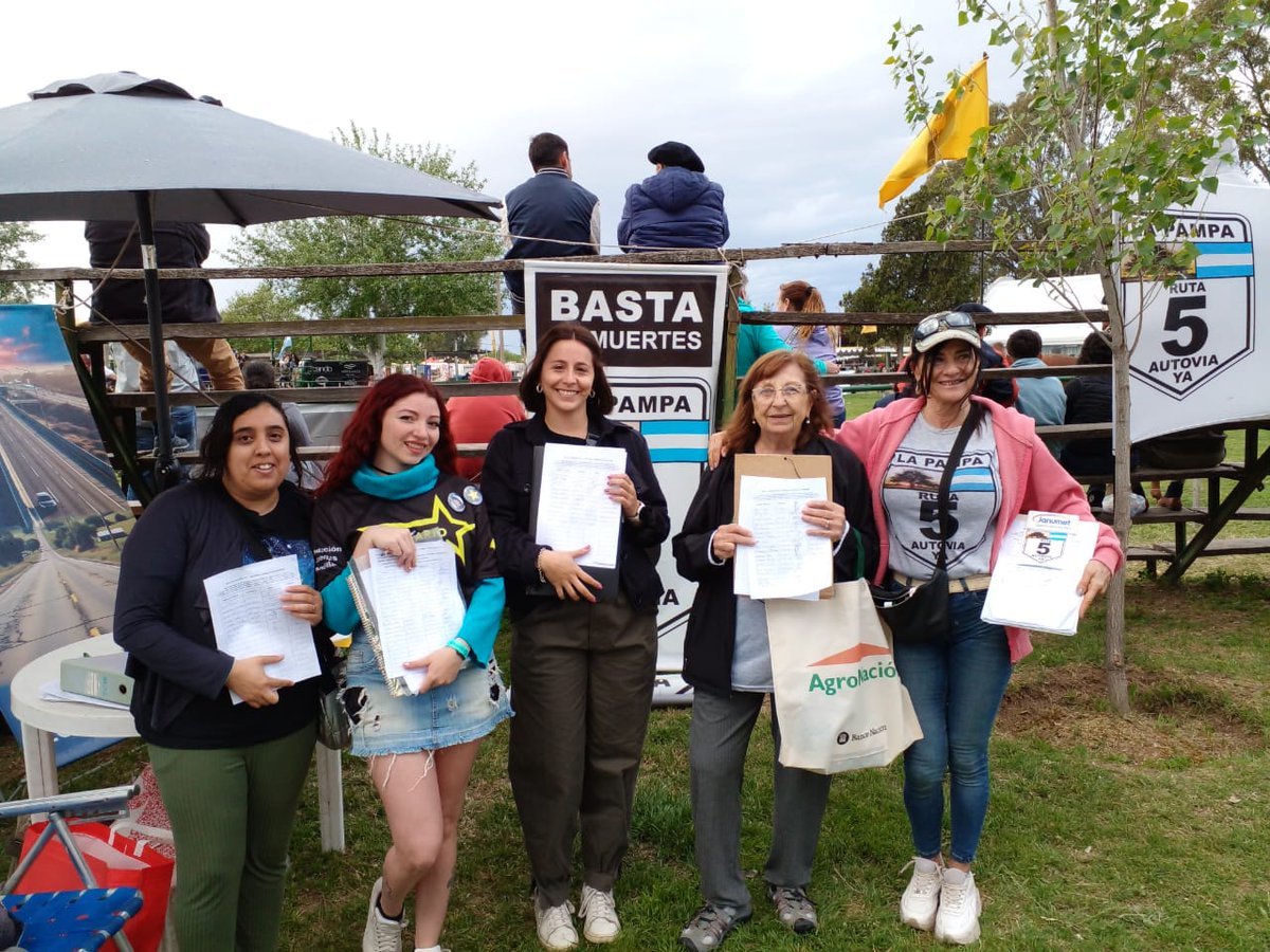 Imágenes del día sábado en la rural acompañando a los vecinos autoconvocados reuniendo firmas para una autovía en la rural nacional número cinco con el acompañamiento de las estudiantes de contaduría de la universidad siglo xxi