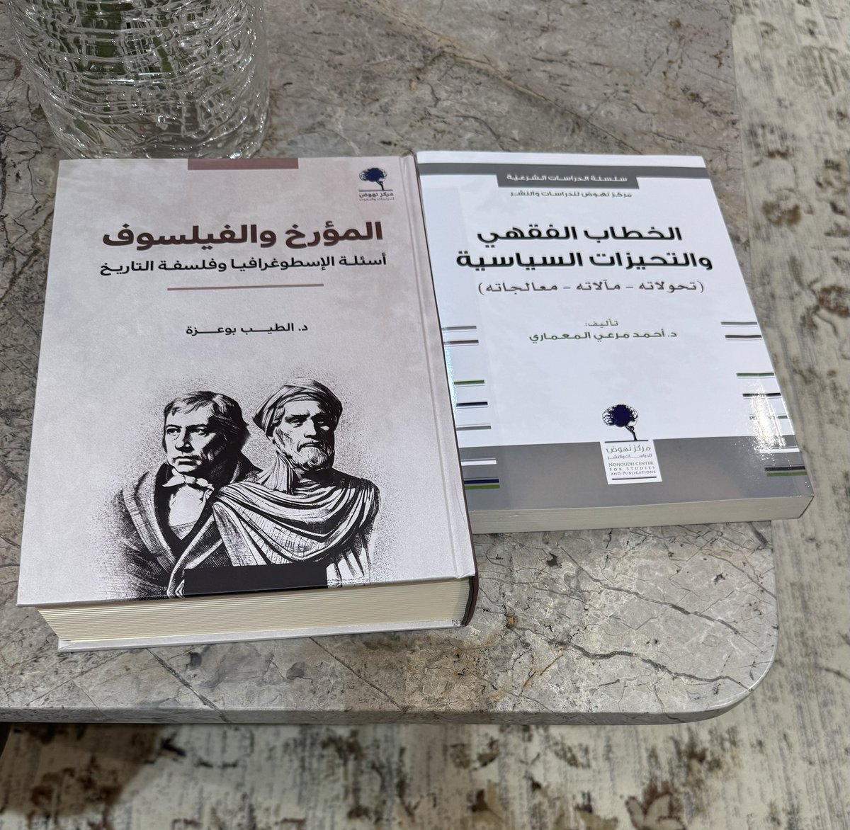 كنت زملاً من زيارة معرض الكتاب مما أسمع من اشكالات الوصول، وبحمد الله أوقفت مركبتي بكل يسر بجوار الصالات - بدون واسطة- 😎وتنقلت بين دور النشر فاحصاً 🤓واقتنصت أجمل كتابين ولله الحمد