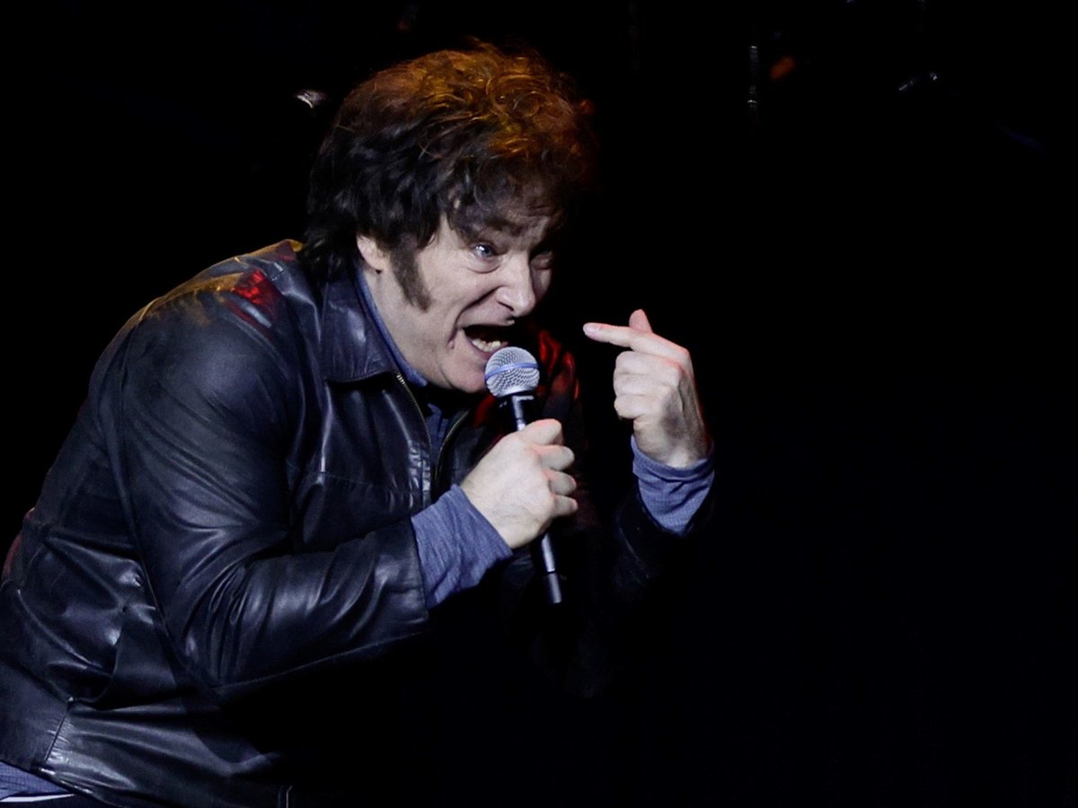 BUENOS DIAS  a todos los argentinos de bien que ayer a la tarde estabamos trabajando o en la facultad, en lugar de estar en el mas bochornoso y patético escenario de una criatura que no superó la pubertad y se percibe rockstar en el Movistar Arena. Al final Lali tenía razón...