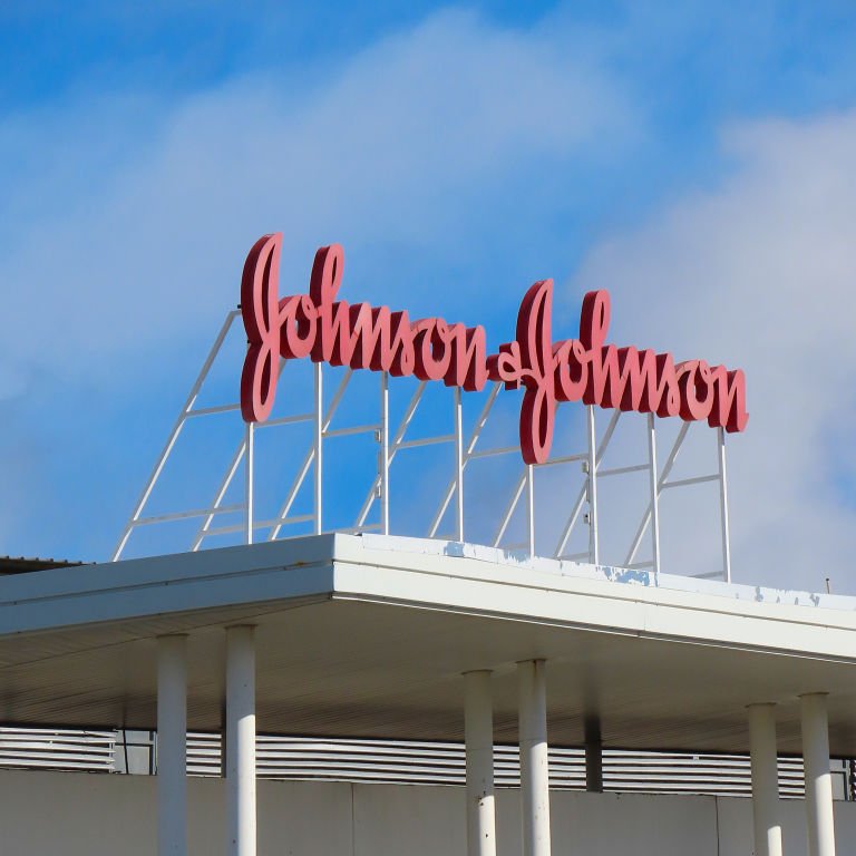 RTB_io's tweet image. BREAKING: A California jury has ordered Johnson &amp;amp; Johnson to pay $966M after finding its talc products liable for causing a woman’s cancer, court documents show.

#Johnson #Talc #Cancer #Court #California