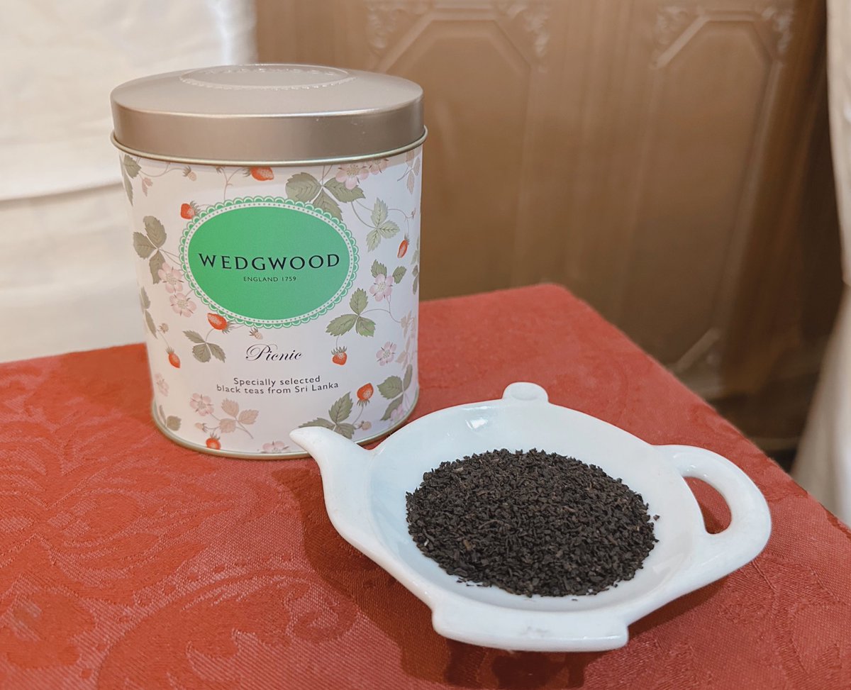 ꒰ メイドティーのご報告 ꒱

この度、紫水のメイドティーが決定いたしました。

WEDGWOOD様より
『ピクニック』をご提供させていただきます。

スリランカ産のディンブラ茶葉を使ったお紅茶です。
ミルクとの相性がとても良く、おすすめでございます。

ぜひご来店の際にご賞味下さいませ。