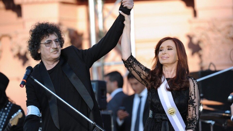 Hay presidentes que rebuznan temas de Charly en un escenario. Pero Charly supo elegir con quién compartir escenario.