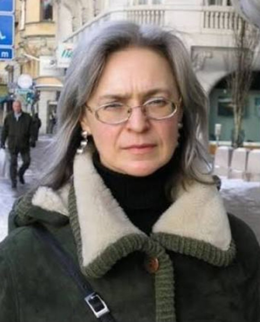 Сегодня годовщина убийства Анны Политковской.Она шла туда,где другим не хватало смелости, говорила правду,несмотря на угрозы и страх!Мне говорили-иди на журналиста,учись у неё!Но вряд ли у меня хватило бы мужества,ведь для этого нужно быть не просто смелым,а настоящим героем!!!