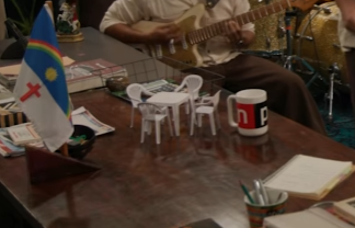 gcarniell's tweet photo. simplesmente UMA MESINHA de boteco na TINY DESK do joão gomes <3 melhor forma de estrear o canal na versão brasuca https://t.co/1oyDsne7ga