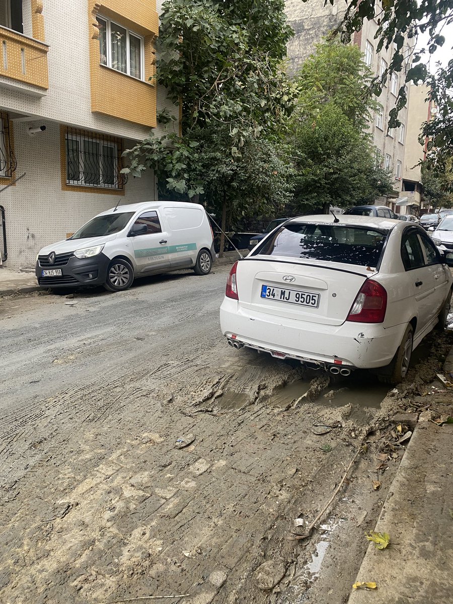 321Nis's tweet photo. Güngören Genç Osman Mahallesi Yolcu Sokak NO:14 ve diğer kapı önleri , yolcu sokak boyu aylardır bu şekilde. Konuyla ilgili defalarca kez kayıt oluşturduk. Belediye bu şekilde çalışma yapacaksa yapılmasın!! Mağduriyetimiz giderilsin. Çocuklar okula gitmekte zorlanıyor!! https://t.co/P9Powd20tX