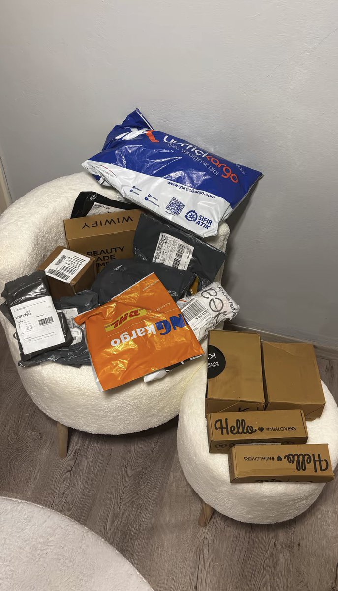ozgeppn's tweet photo. "Kızların kötü alışkanlıkları" 🛍️ 🎀⭐️ https://t.co/j1OjJSgzL8